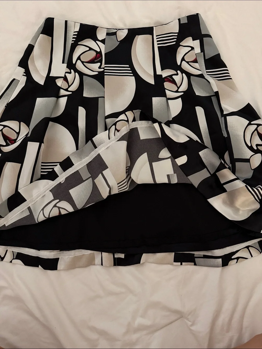 Women’s Black Geometric Pleated Skirt - White House Black Market - size 6